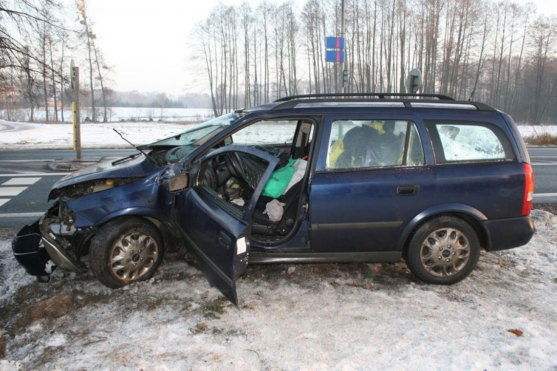 33-latka wjechała w słup w Klwatce Królewskiej