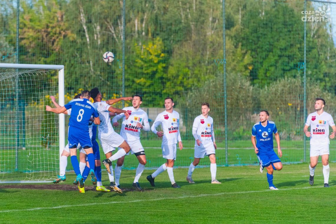 4. liga. Wysoka porażka Oskara Przysucha w Karczewie i dwie czerwone kartki 4. liga. Wysoka porażka Oskara Przysucha w Karczewie i dwie czerwone kartki