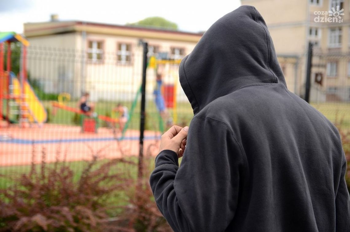 42-latek chciał umówić się z 14-latką. Nie przyznaje się 