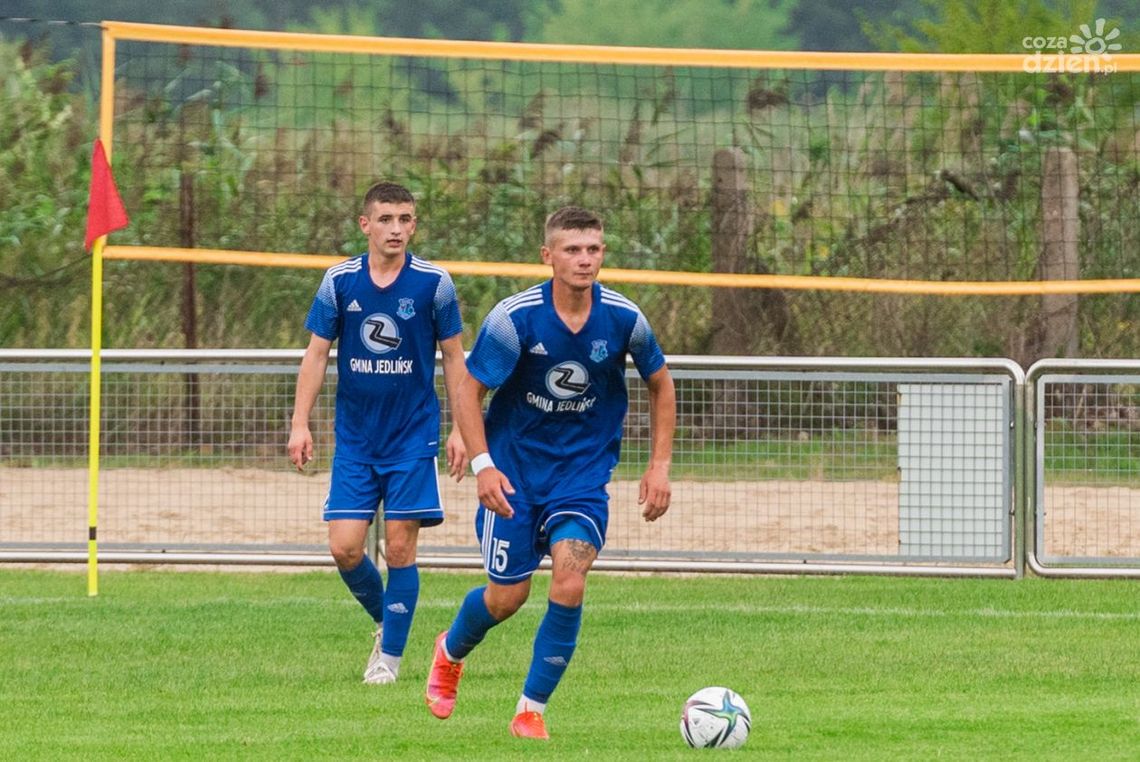 5. liga - LKS Promna w Kozienicach obronił fotel lidera. Drogowiec Jedlińsk tuż za nim