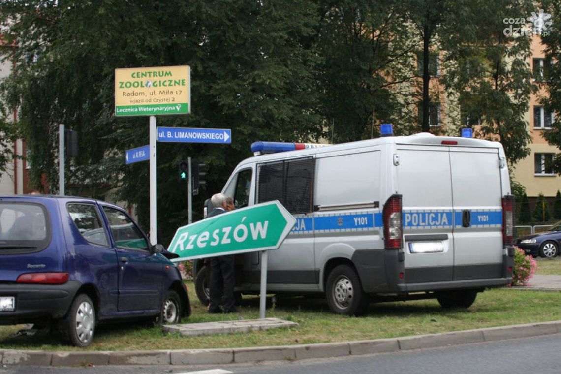 78-letni kierowca uderzył na rondzie w volkswagena