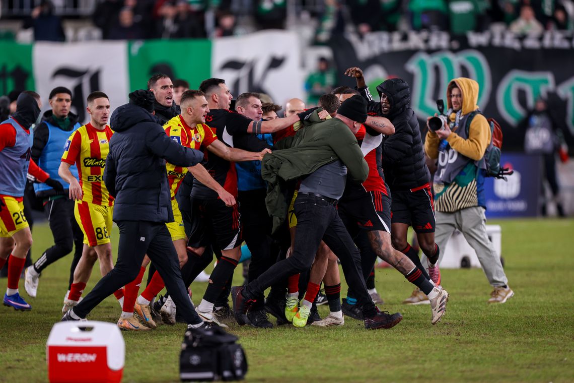 Wtargnięcie na boisko i butelka z trybun. Grzywna i zakaz stadionowy - pierwsze kary po piątkowych wydarzeniach