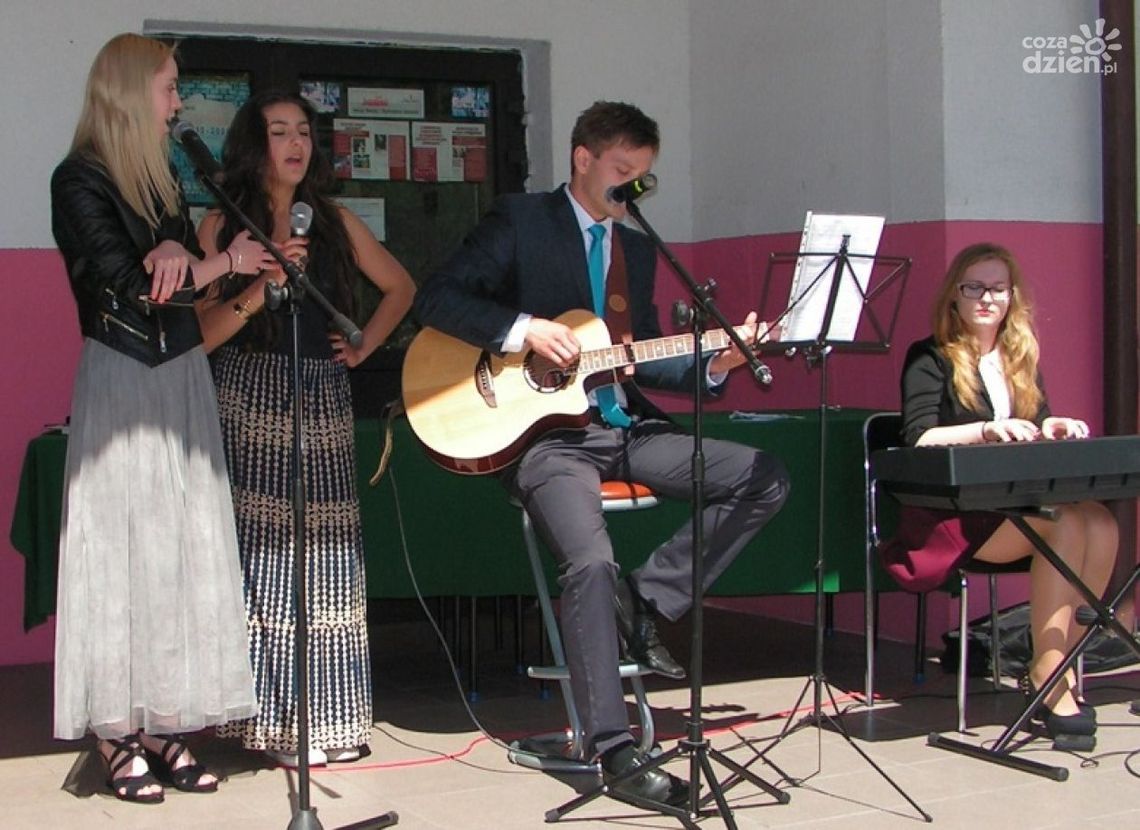 Absolwenci PG 13 śpiewają w kilku językach!