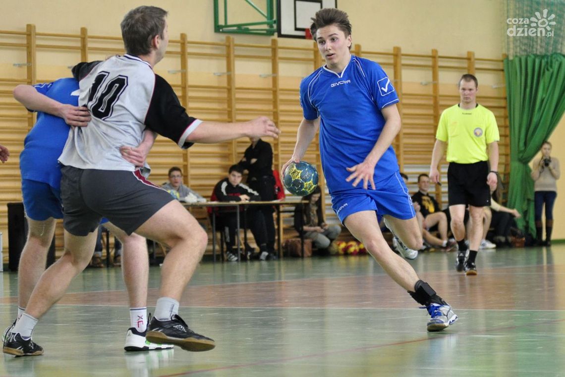 Absolwenci XII LO na czele tabeli po pierwszej kolejce Absolwenci XII LO na czele tabeli po pierwszej kolejce