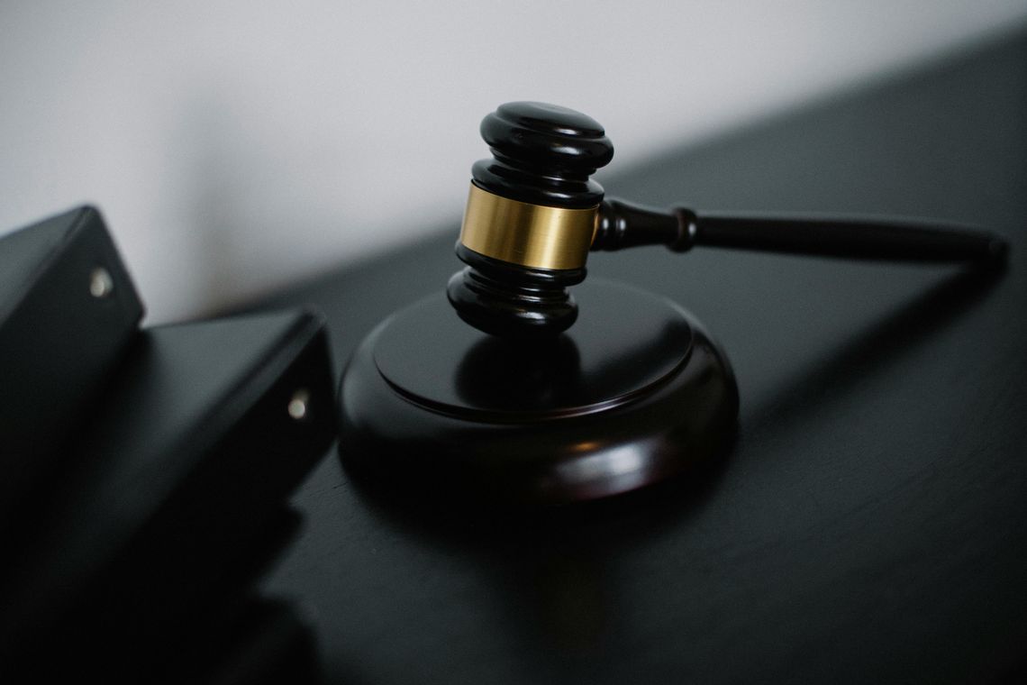 Adwokat oskarżony o wykorzystanie seksualne, oszustwa i naruszenie danych osobowych
