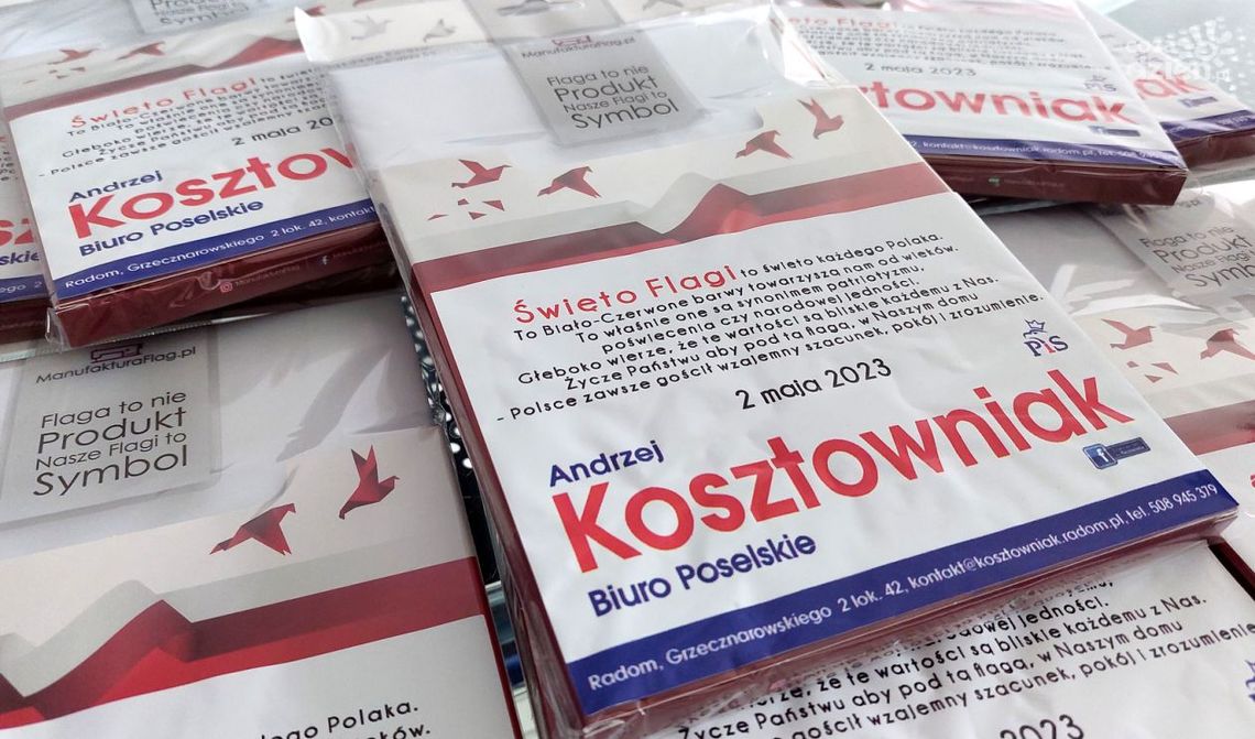 Akcja rozdawania flag w Pionkach i Kozienicach