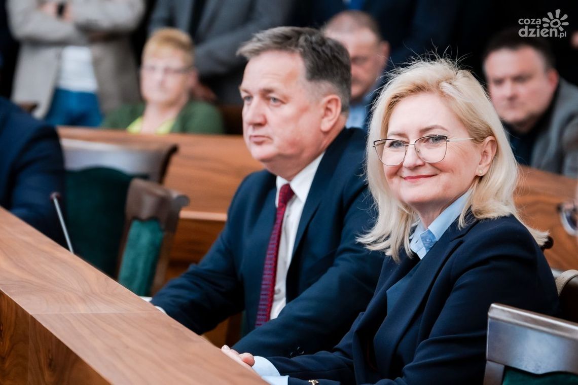 (Akt.) Prawo i Sprawiedliwość traci dwóch radnych. A. Michałowska i D. Wójcik będą radnymi niezależnymi (Akt.) Prawo i Sprawiedliwość traci dwóch radnych. A. Michałowska i D. Wójcik będą radnymi niezależnymi