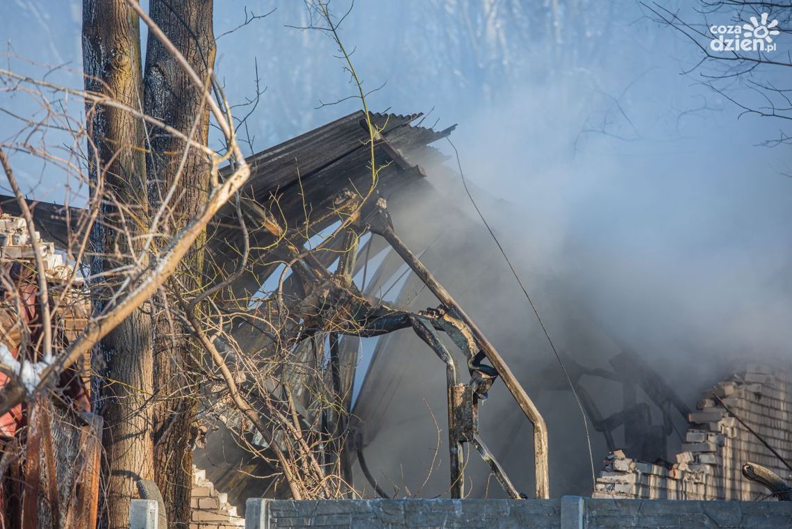[Aktualizacja] Pionki: Płonie hala na terenie dawnego Pronitu 