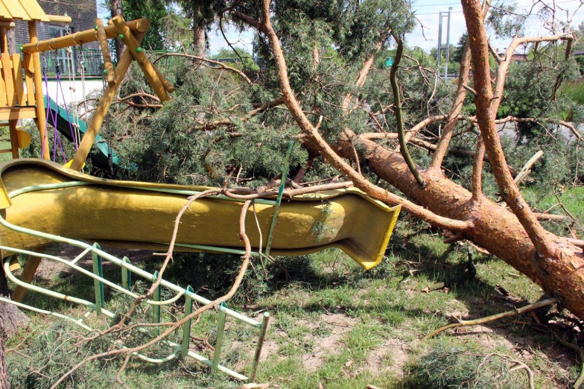 AKTUALIZACJA: Trąba powietrzna, uszkodzone dachy