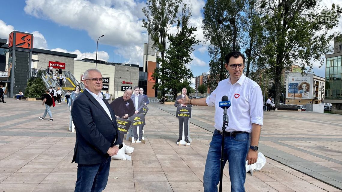 "Aleja milionerów PiS" stanęła w Radomiu