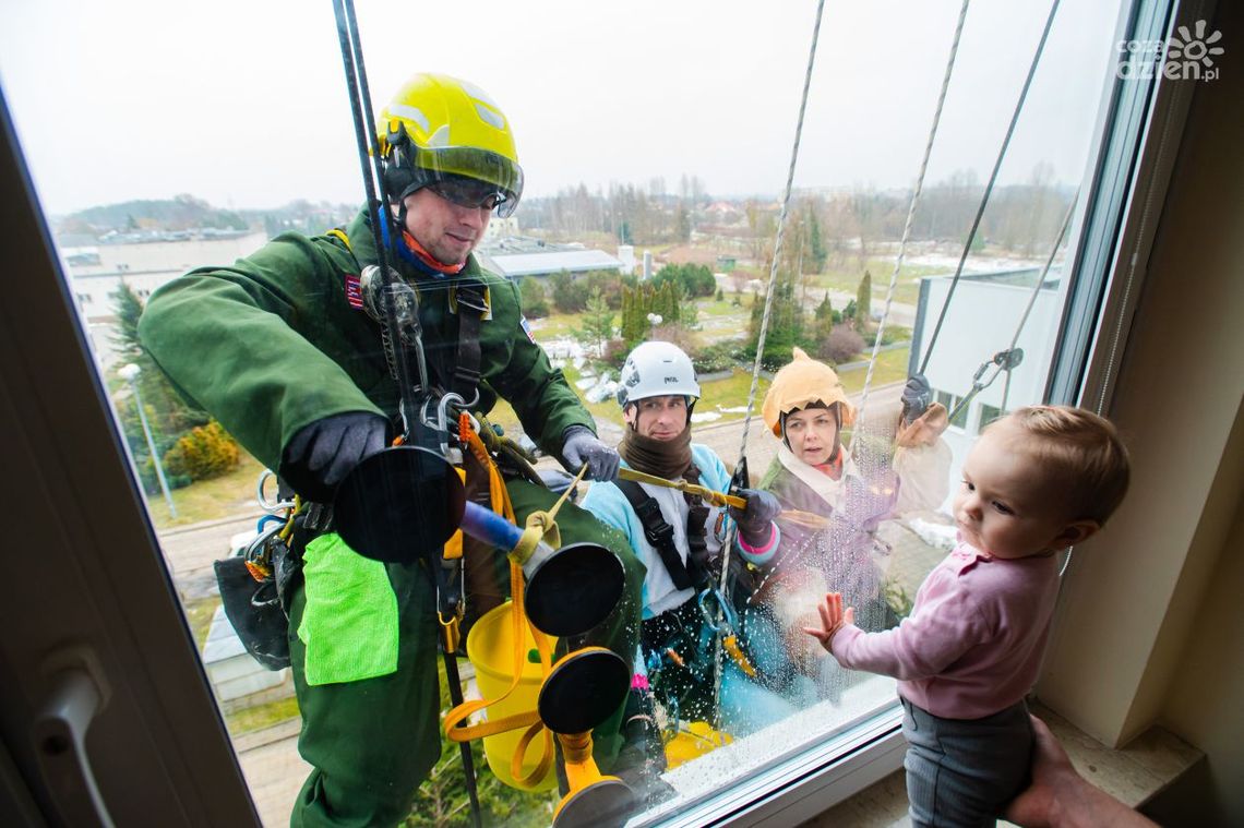 Alpiniści dla WOŚP. Myli okna i malowali uśmiechy na twarzach małych pacjentów