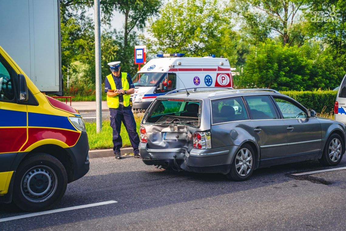 Ambulans uderzył w osobówkę