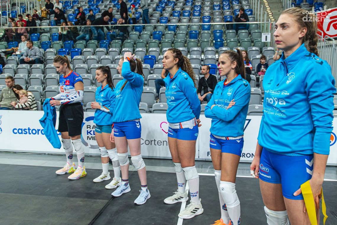 Amerykanka Janet Kalaniuvalu poza Radomką