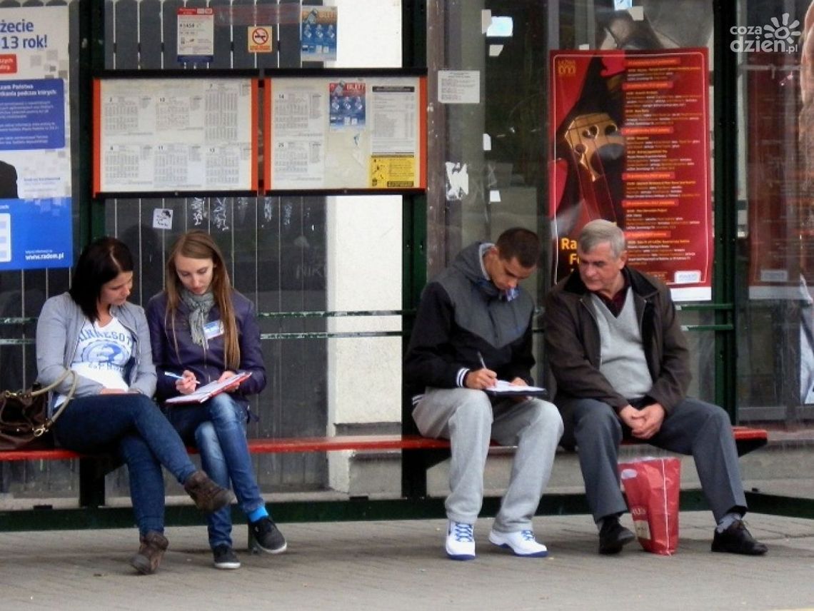 Ankieterzy przeprowadzają wywiady z pasażerami Ankieterzy przeprowadzają wywiady z pasażerami