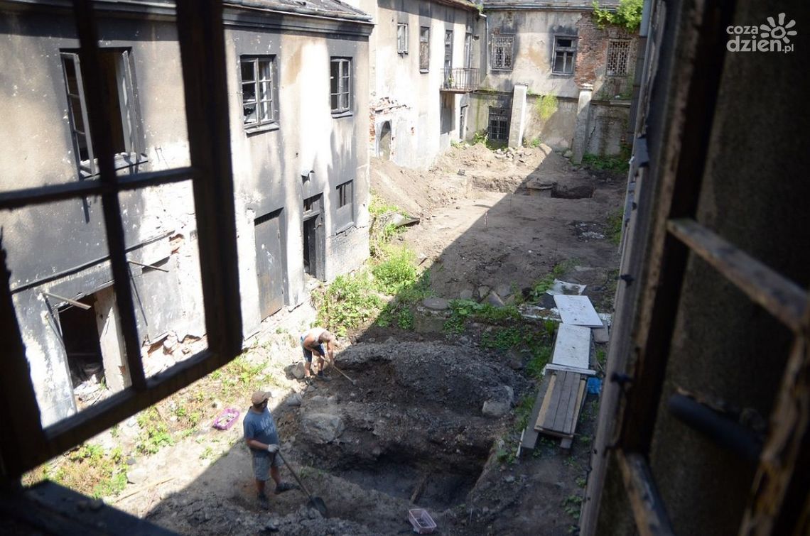 Archeolodzy  w kamienicy Deskurów