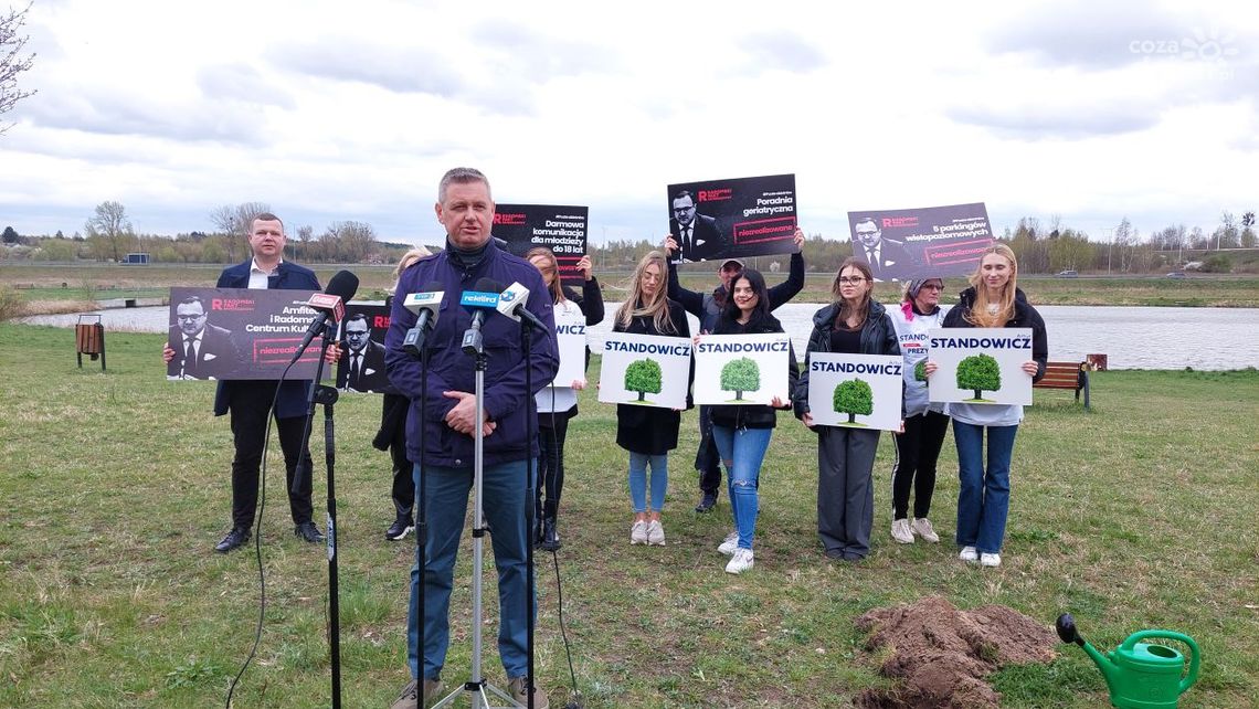 Artur Standowicz posadził pierwsze drzewo