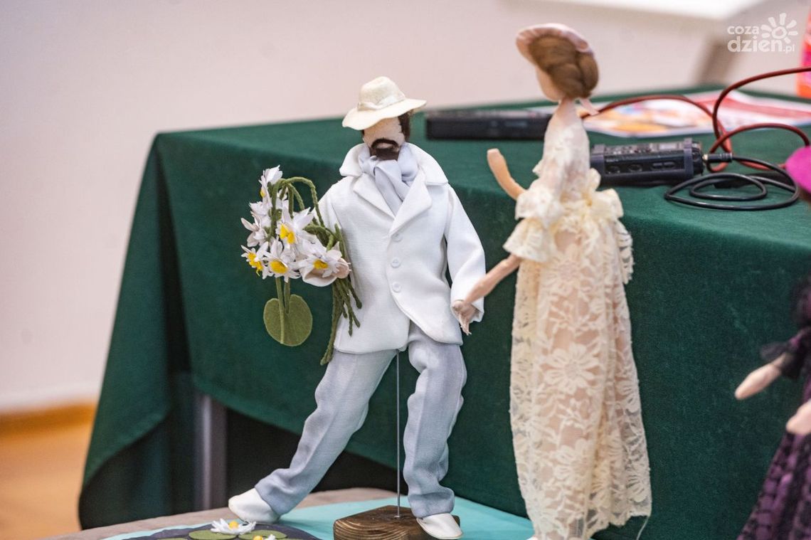 Artystyczne lalki w muzeum. Piękne scenki! Artystyczne lalki w muzeum. Piękne scenki!