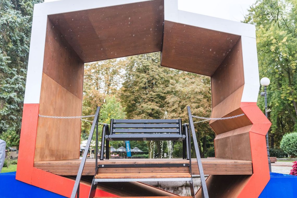 Artystyczne show Pawła Mosiołka pod patriotyczną ławeczką