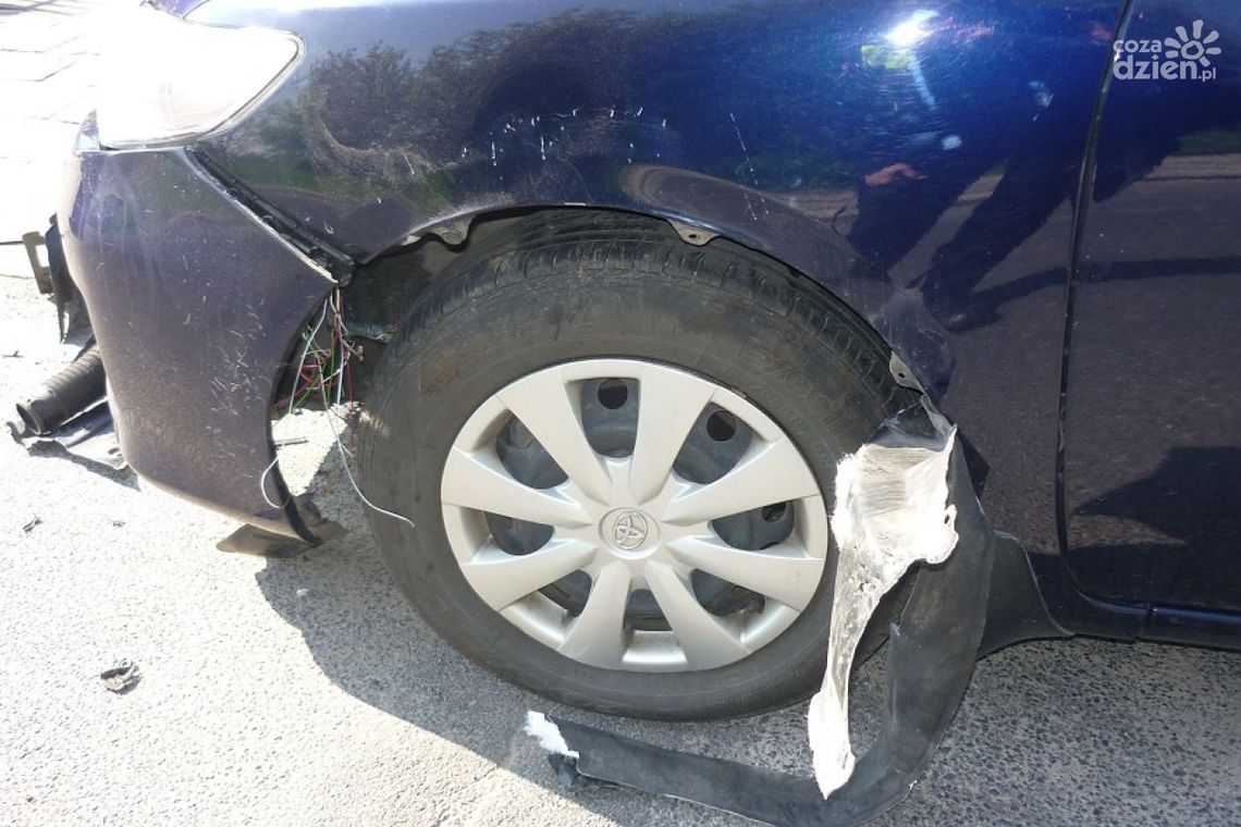 Auto... rozszarpane przez psy Auto... rozszarpane przez psy