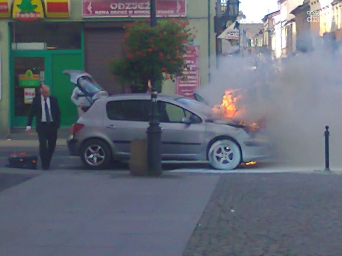 Auto stanęło w płomieniach w centrum Radomia! (ZDJĘCIA)