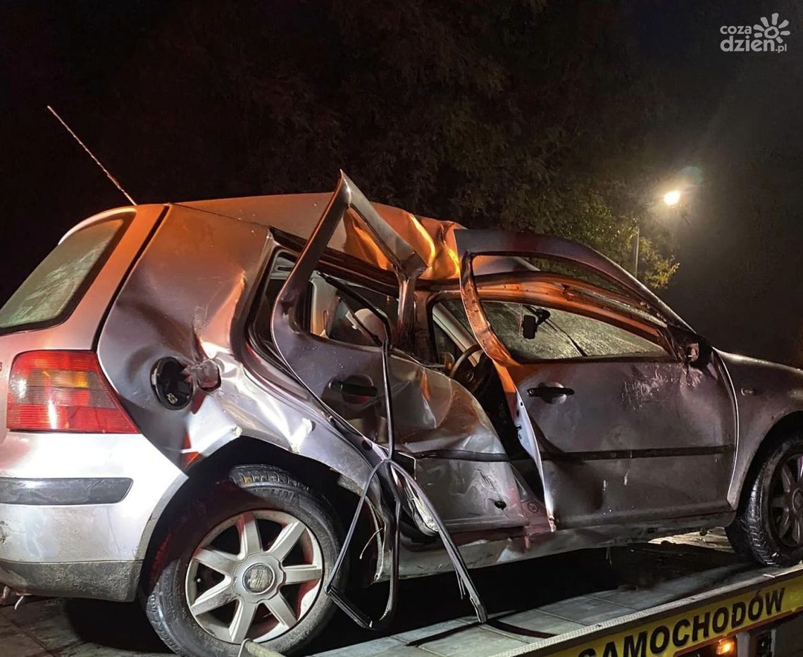 Auto wjechało pod pociąg w Jedlni-Letnisku. 19-latek był pijany i nie miał prawa jazdy