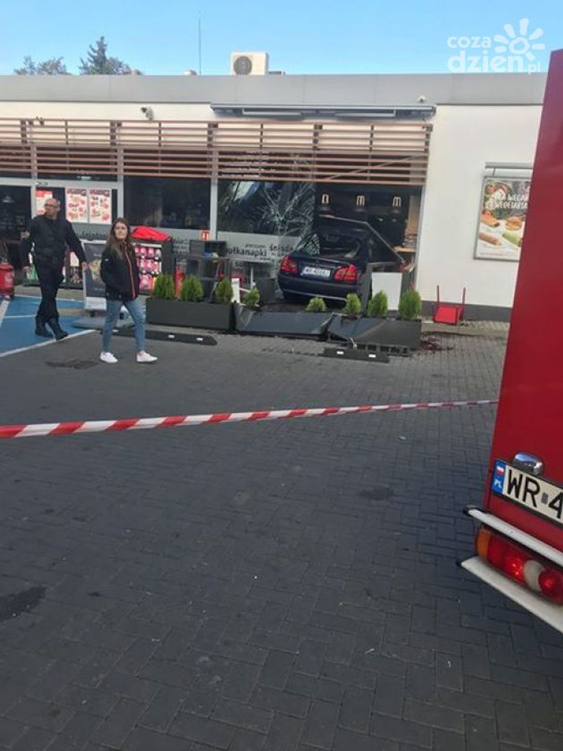 Auto z impetem wbiło się w stację benzynową!