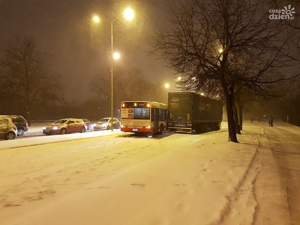 Autobus zderzył się z TIR-em. Zdjęcia!