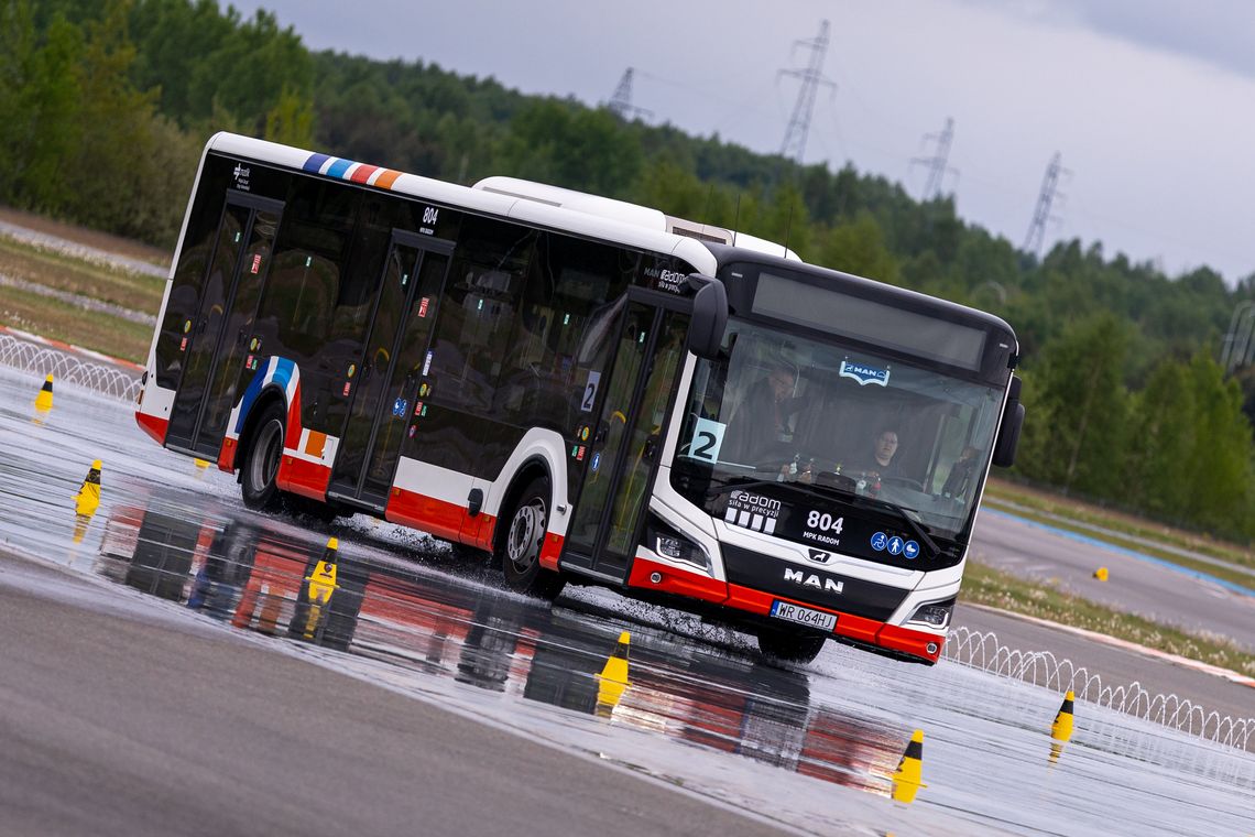 Autobusowi mistrzowie kierownicy. Pierwsze takie zawody odbyły się pod Radomiem Autobusowi mistrzowie kierownicy. Pierwsze takie zawody odbyły się pod Radomiem