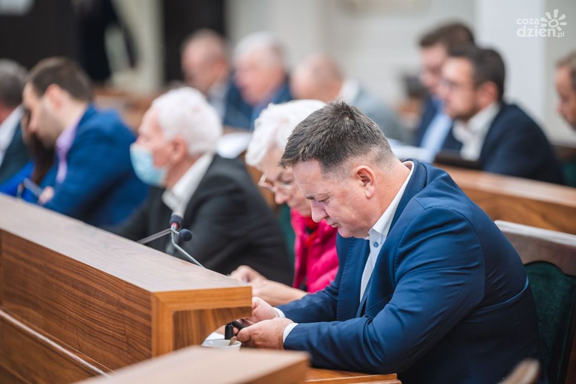 Awantura na sesji Rady Miejskiej. D. Wójcik do K. Frysztaka: "Czy to prawda, że pana nachlany ojciec jeździł samochodem?" 