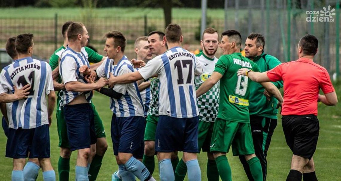 Awantura w Klasie A. Kibice chcieli pobić piłkarzy