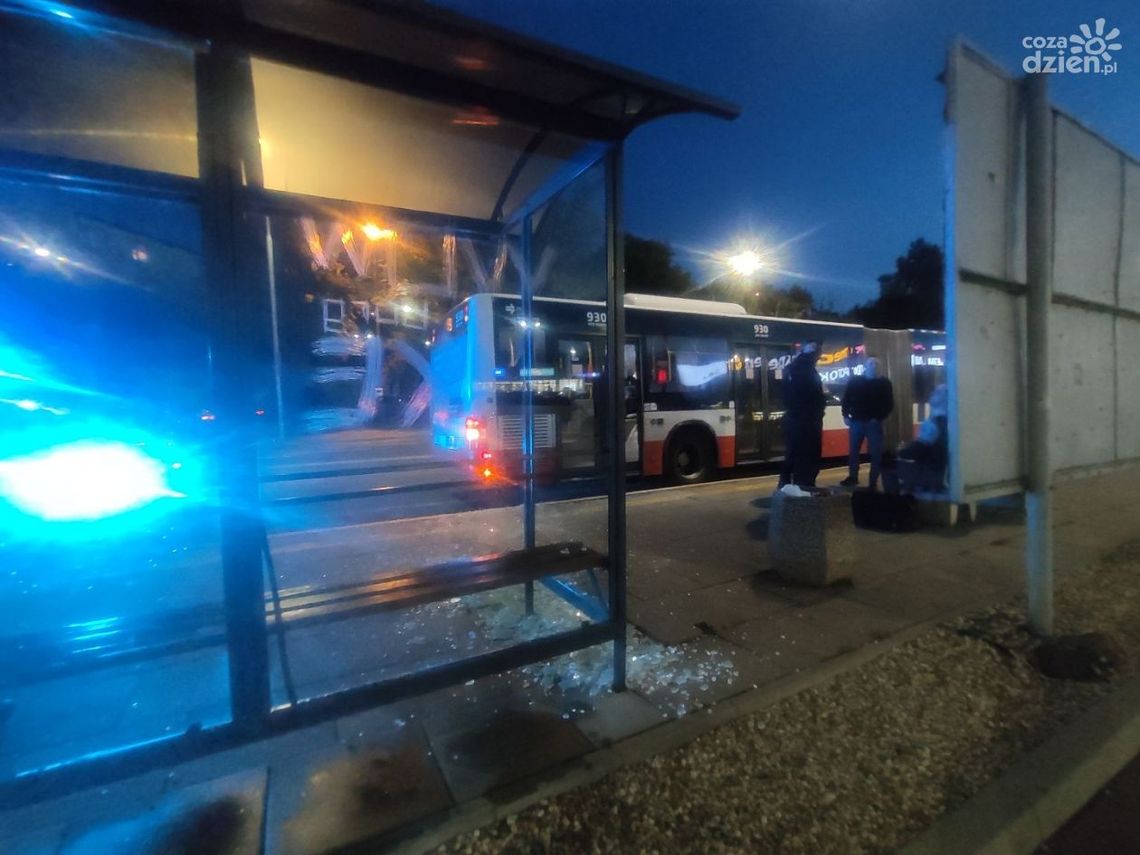 Awanturnik na przystanku. Poleciały szyby Awanturnik na przystanku. Poleciały szyby