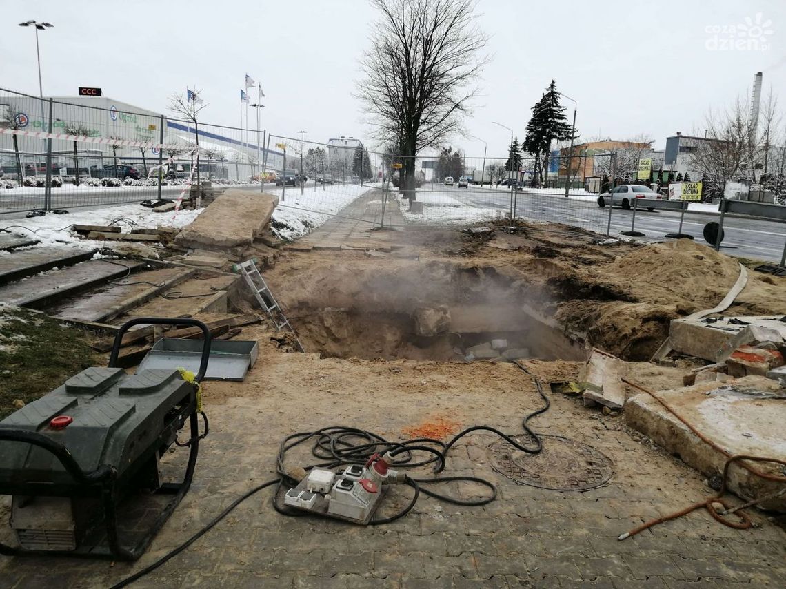 Awaria rury ciepłowniczej. Nad ranem przywrócono dostawy ciepła Awaria rury ciepłowniczej. Nad ranem przywrócono dostawy ciepła