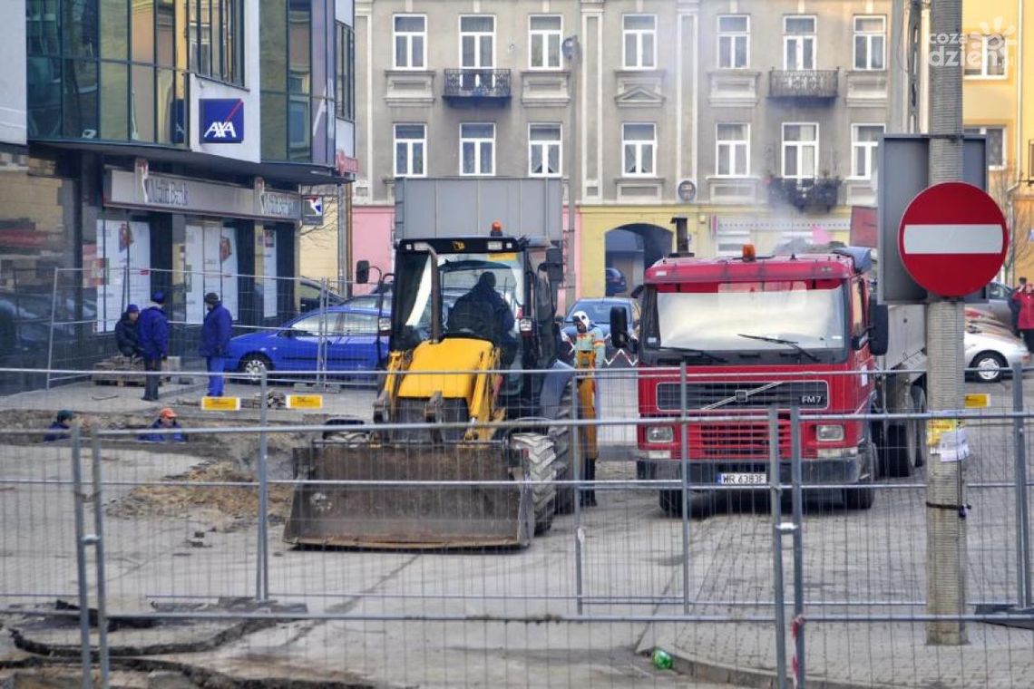 Awaria sieci ciepłowniczej. Pod ZUS trudno dojechać! Awaria sieci ciepłowniczej. Pod ZUS trudno dojechać!