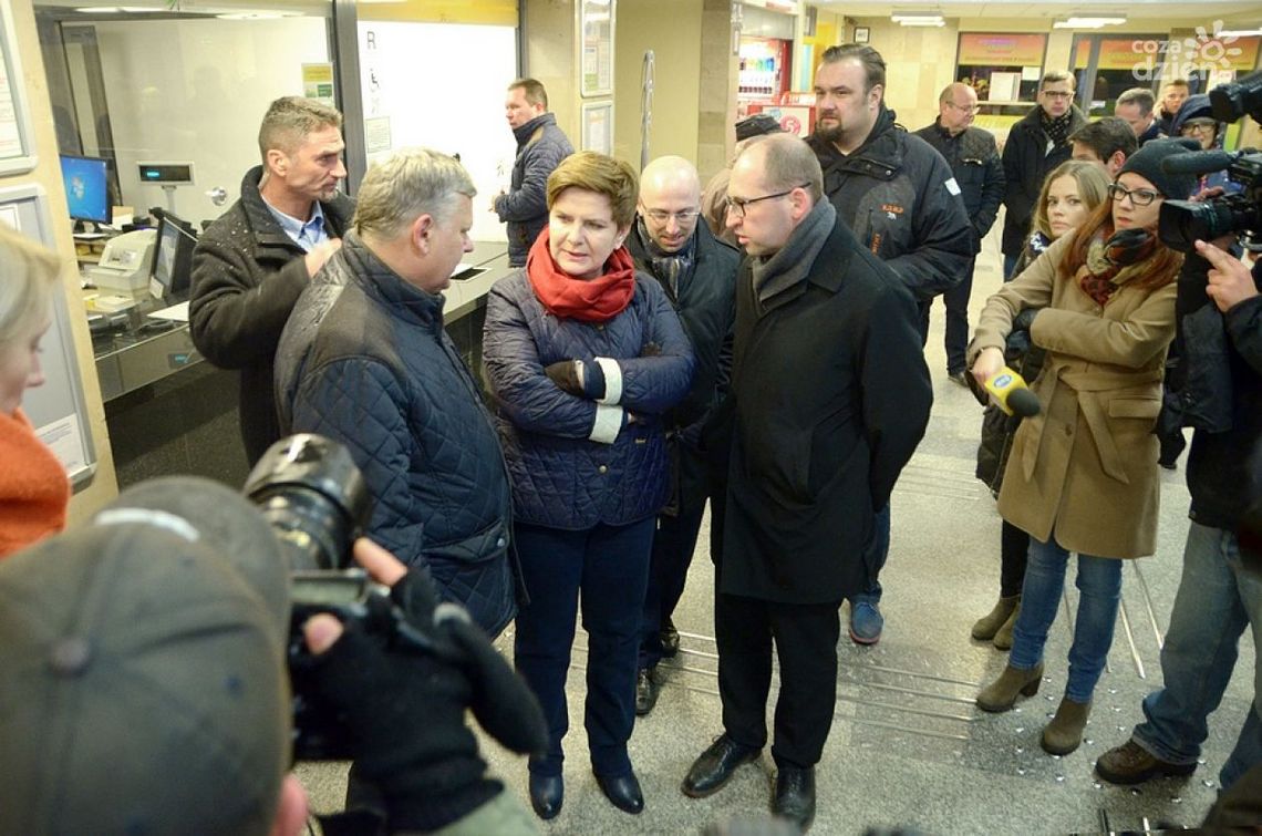 Beata Szydło pociągiem z Radomia do Warszawy