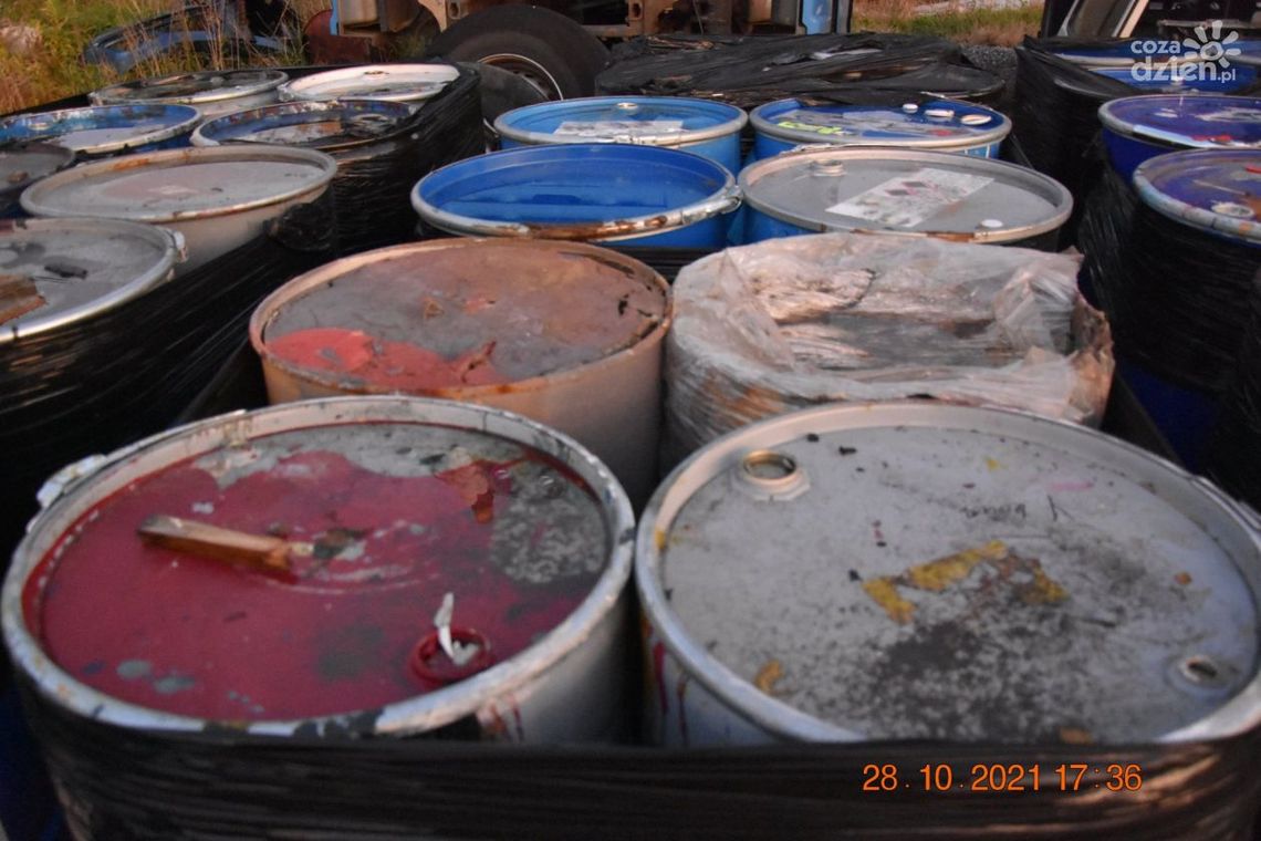 Beczki ze żrącymi substancjami w Michrówku