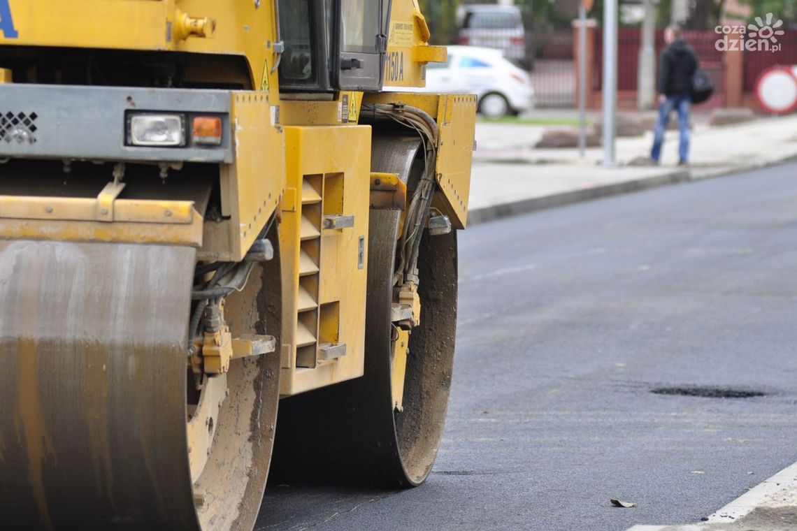 Będą kłaść asfalt na ulicy Rolniczej. Uwaga na utrudnienia!