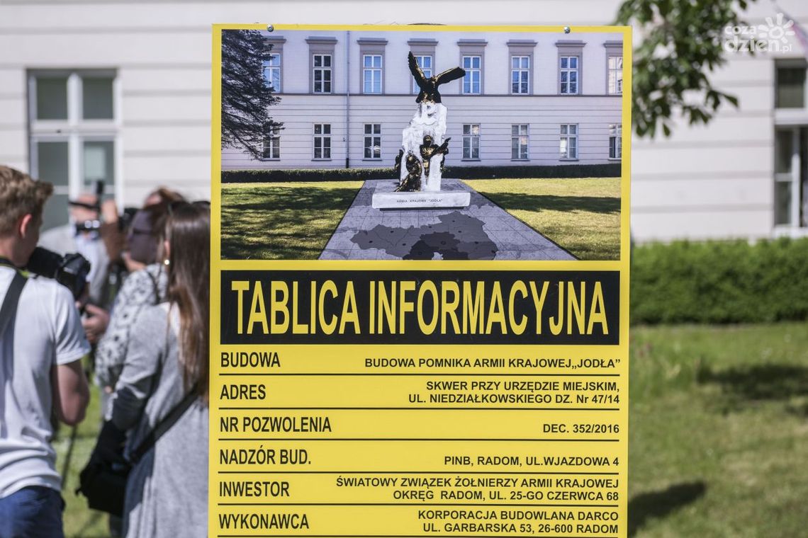 Będą montować pomnik. Zamkną odcinek drogi