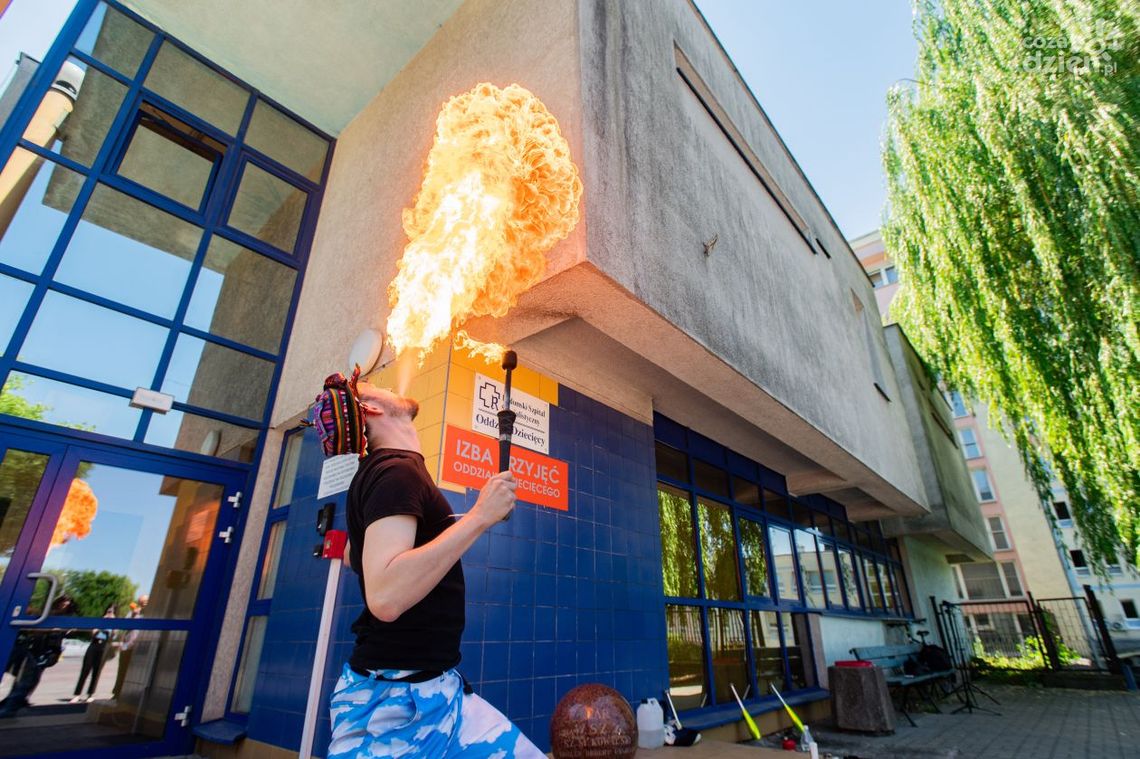 Będzie ogień! Pokaz kuglarski przed radomskim szpitalem 