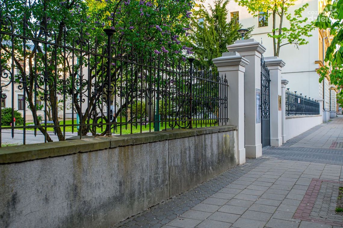 Będzie wymiana drugiej części ogrodzenia w Miejskiej Bibliotece Publicznej Będzie wymiana drugiej części ogrodzenia w Miejskiej Bibliotece Publicznej