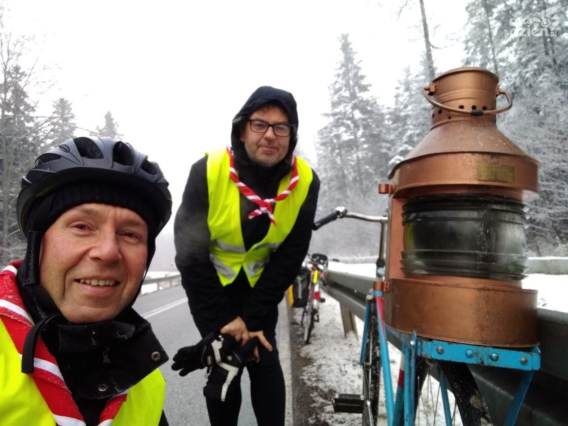 Betlejemskie Światło Pokoju przyjechało do Radomia w na zabytkowych rowerach (zdjęcia)