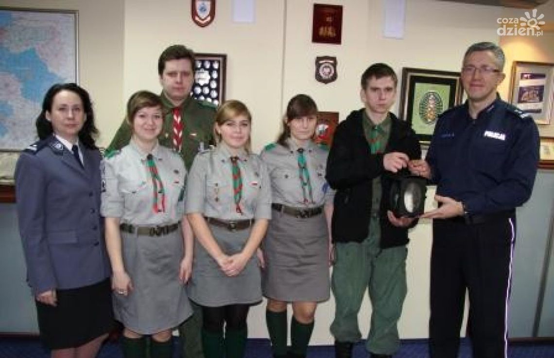 Betlejemskie Światło Pokoju w radomskiej komendzie policji