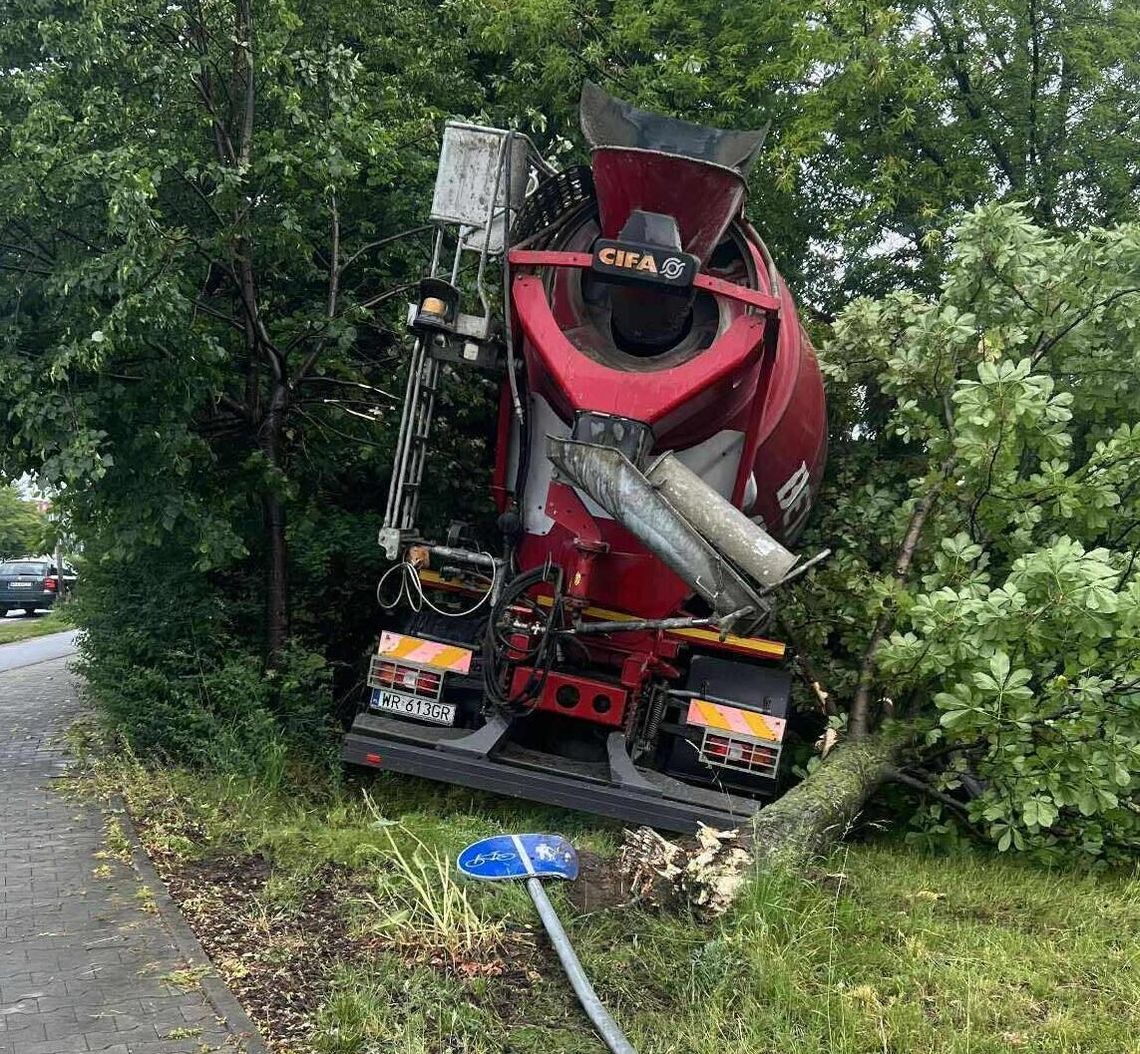 Betoniarka uderzyła w drzewo. Kierowca trafił do szpitala