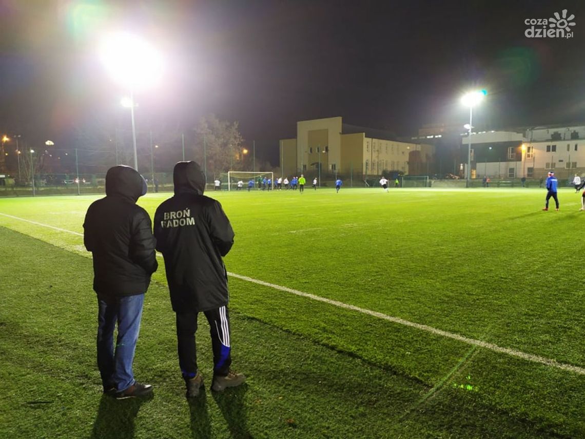 Bez bramek w mroźnym sparingu piłkarzy Broni i Granatu Bez bramek w mroźnym sparingu piłkarzy Broni i Granatu