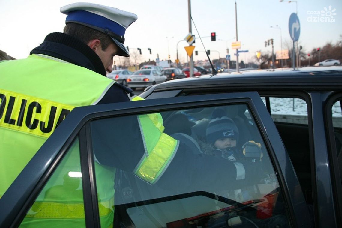 Bez prawa jazdy zabrał koleżanki na przejażdżkę Bez prawa jazdy zabrał koleżanki na przejażdżkę