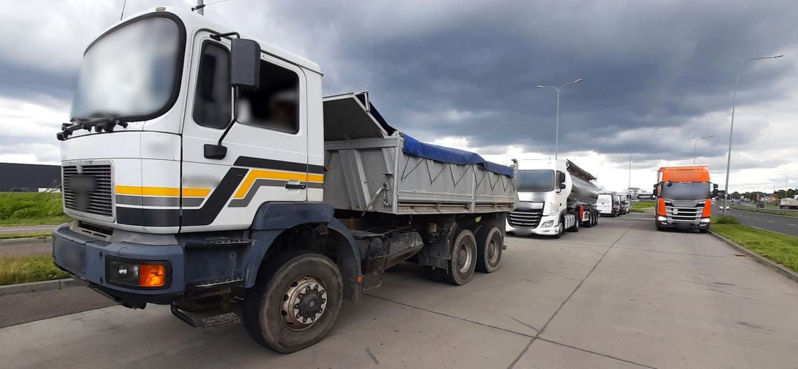 Bez uprawnień za kierownicą 26-tonowej wywrotki