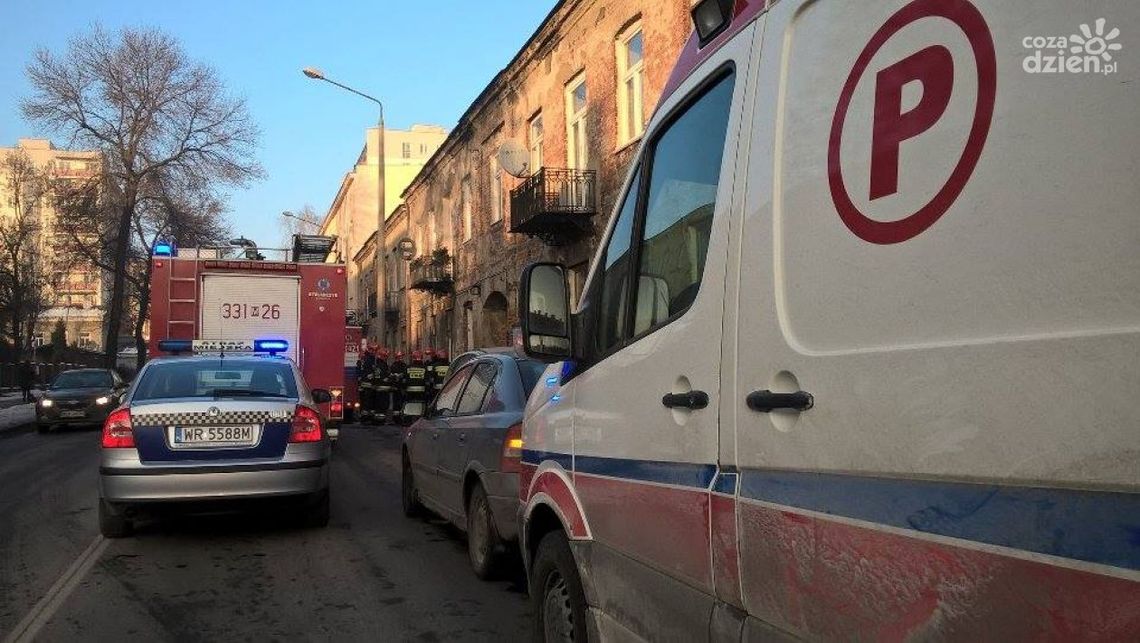 Bezdomni rozpalili ognisko w piwnicy