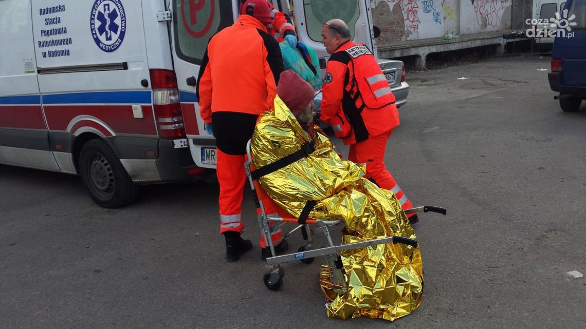 Bezdomny spadł z budynku