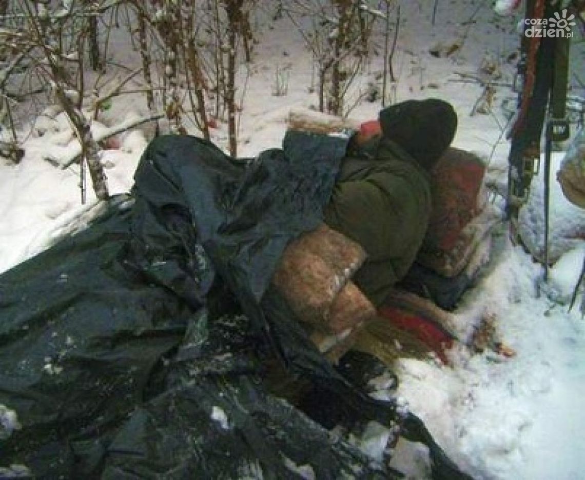 Bezdomny spał na mrozie. Uratowali go strażnicy