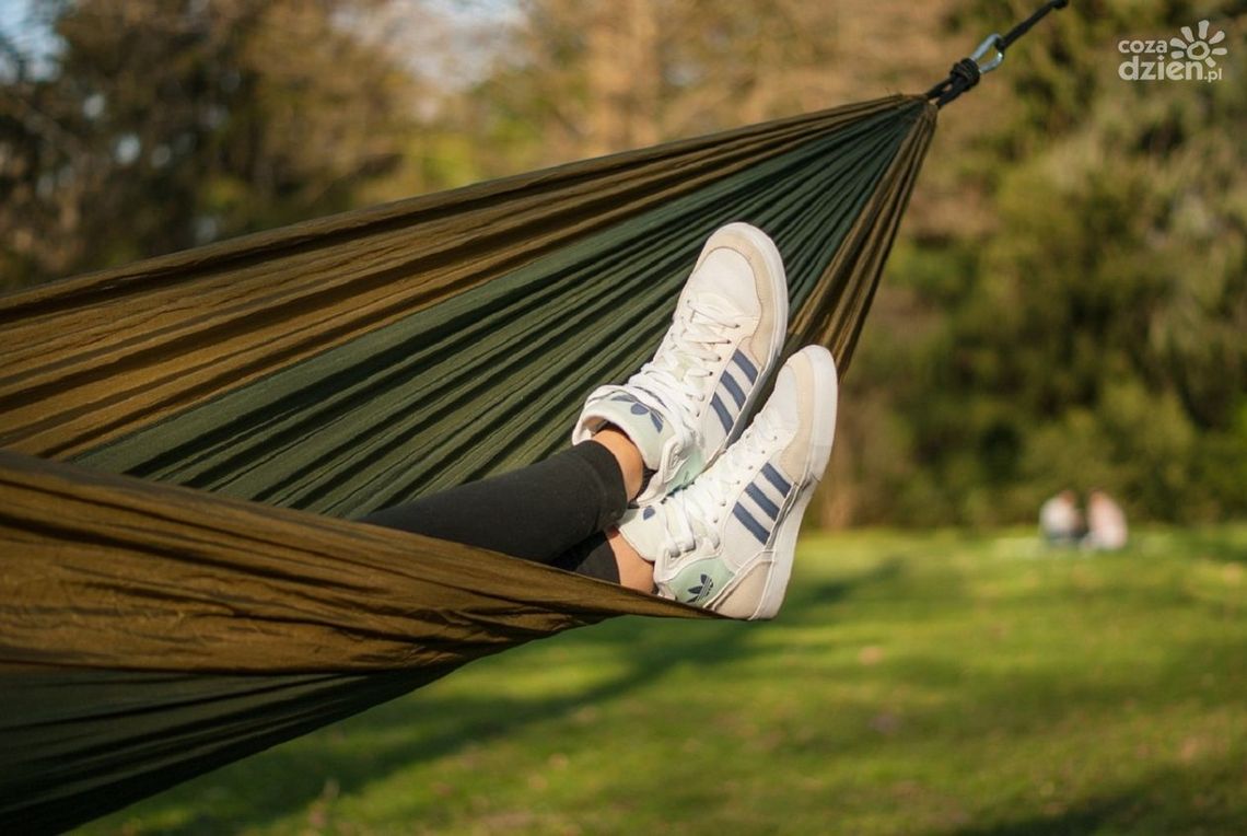 Beżowe sneakersy damskie – 4 modne propozycje kobiecego stroju