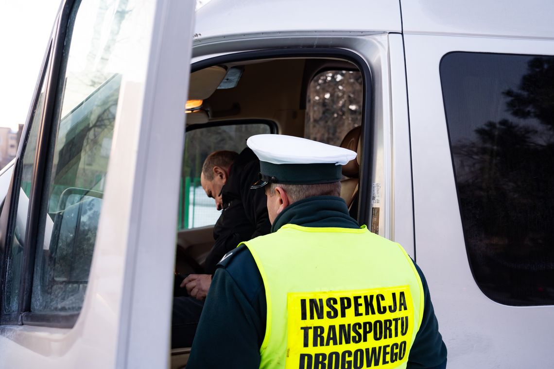Bezpieczne ferie zaczynają się na parkingu. ITD kontroluje autokary z dziećmi